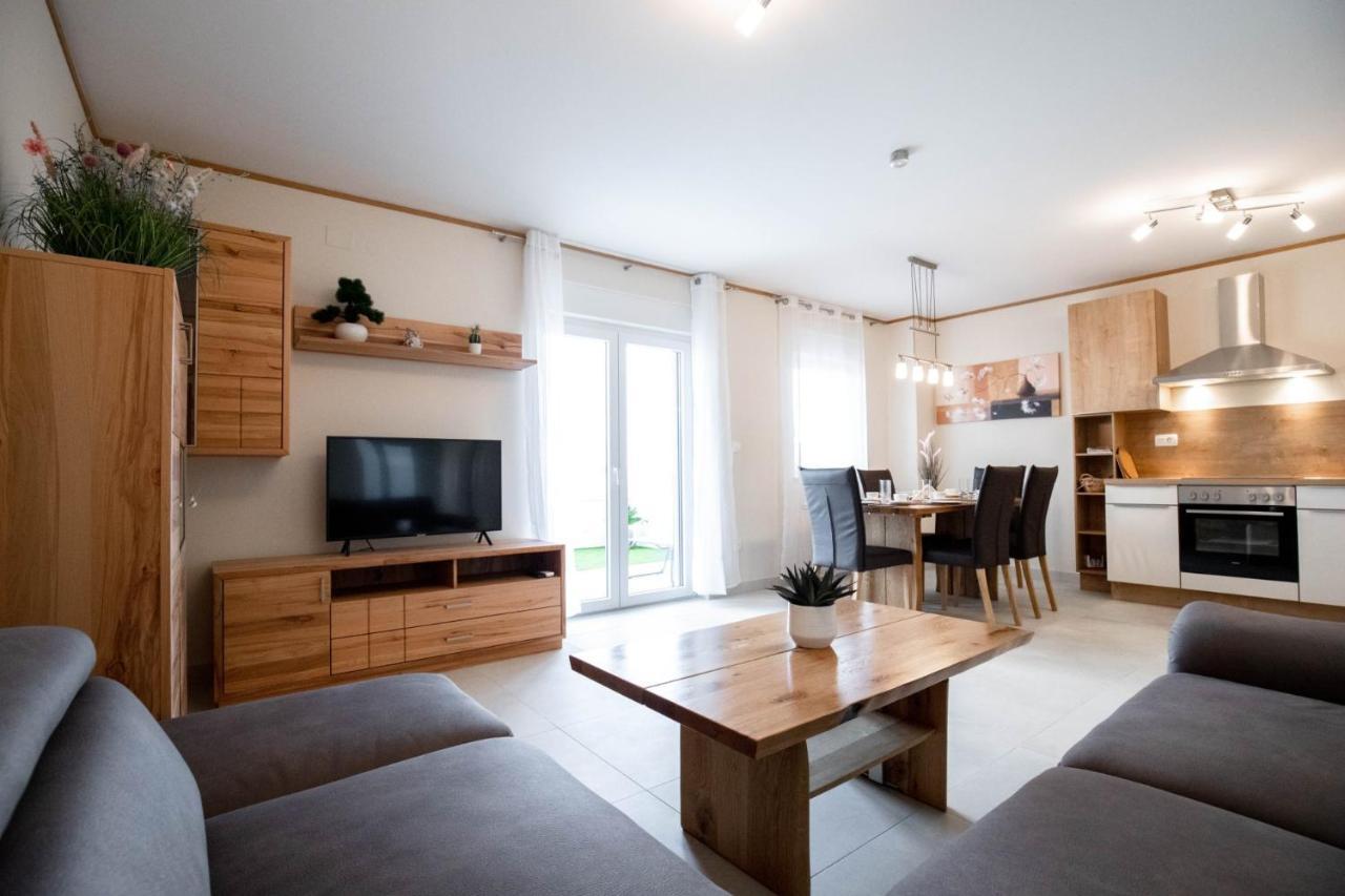 Beachfront Reiterer Villa V2 With Seaview 30 Meters From The Beach - Crowonder Luxury Rent Privlaka  Eksteriør bilde