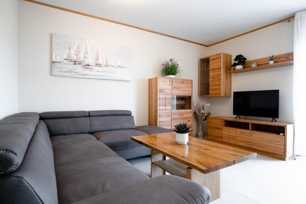 Beachfront Reiterer Villa V2 With Seaview 30 Meters From The Beach - Crowonder Luxury Rent Privlaka  Eksteriør bilde