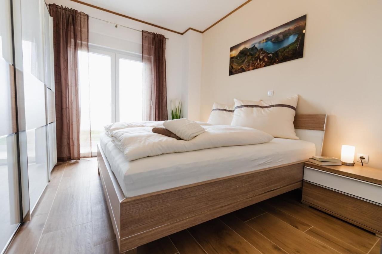 Beachfront Reiterer Villa V2 With Seaview 30 Meters From The Beach - Crowonder Luxury Rent Privlaka  Eksteriør bilde
