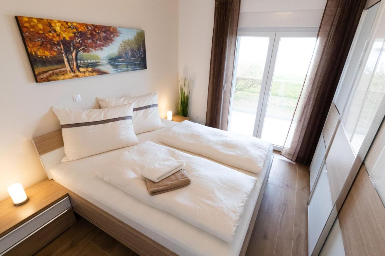 Beachfront Reiterer Villa V2 With Seaview 30 Meters From The Beach - Crowonder Luxury Rent Privlaka  Eksteriør bilde