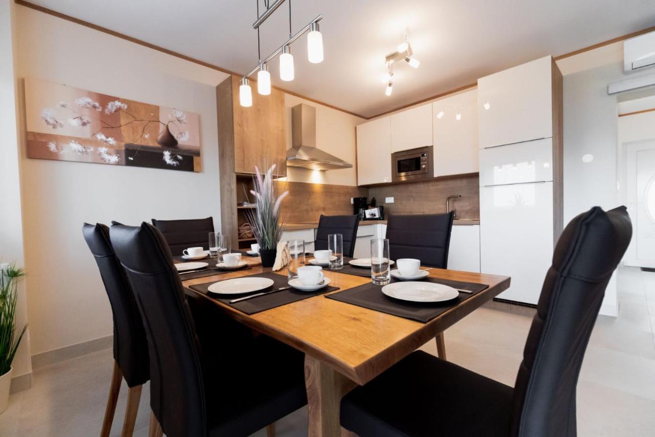 Beachfront Reiterer Villa V2 With Seaview 30 Meters From The Beach - Crowonder Luxury Rent Privlaka  Eksteriør bilde