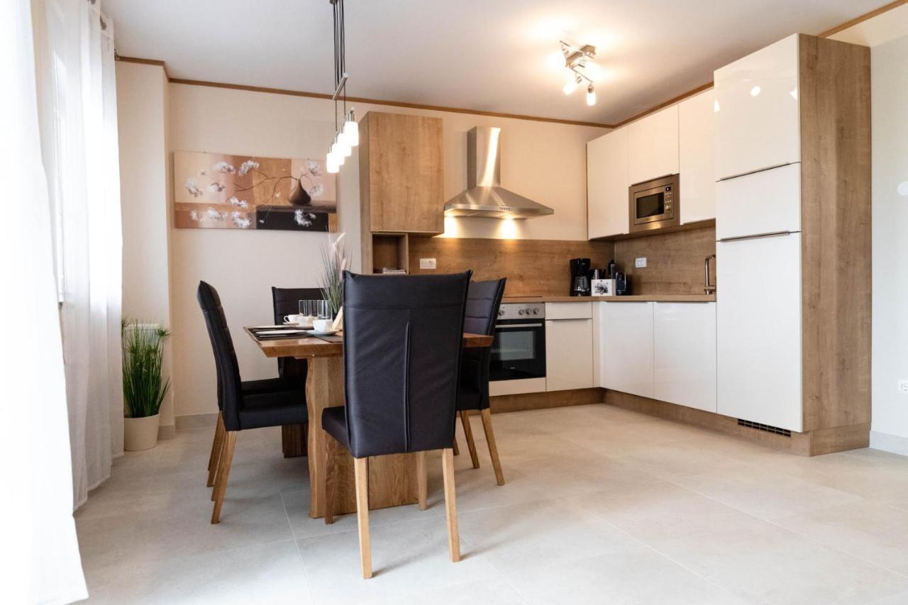 Beachfront Reiterer Villa V2 With Seaview 30 Meters From The Beach - Crowonder Luxury Rent Privlaka  Eksteriør bilde