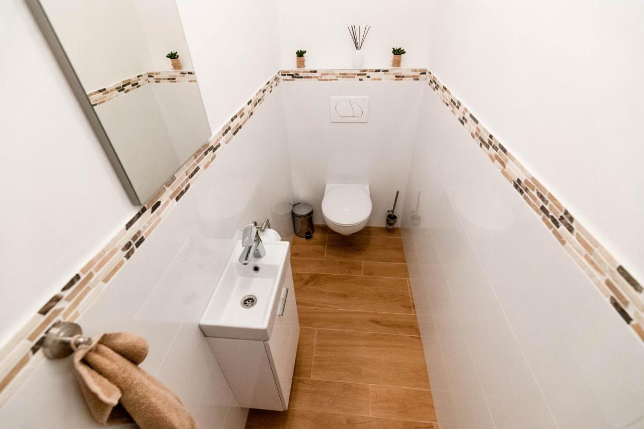 Beachfront Reiterer Villa V2 With Seaview 30 Meters From The Beach - Crowonder Luxury Rent Privlaka  Eksteriør bilde