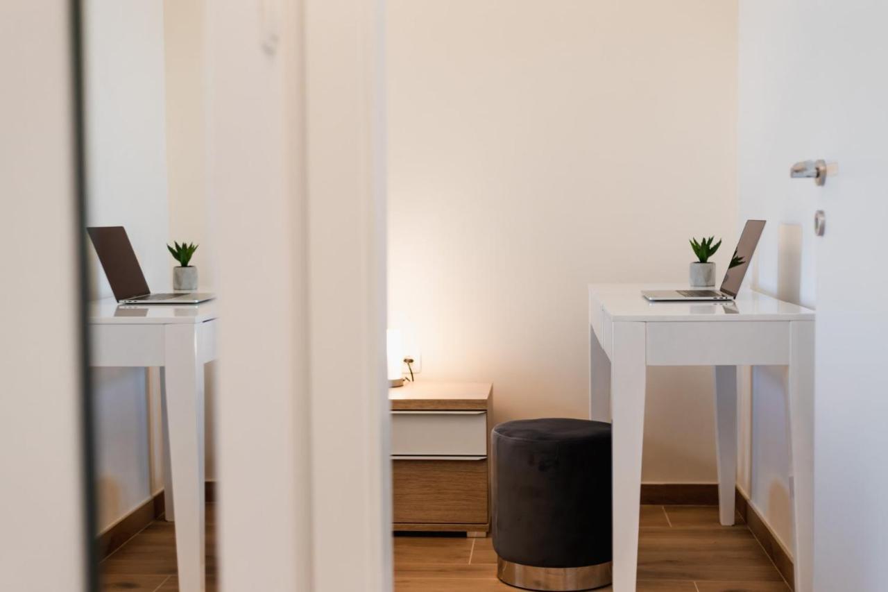 Beachfront Reiterer Villa V2 With Seaview 30 Meters From The Beach - Crowonder Luxury Rent Privlaka  Eksteriør bilde