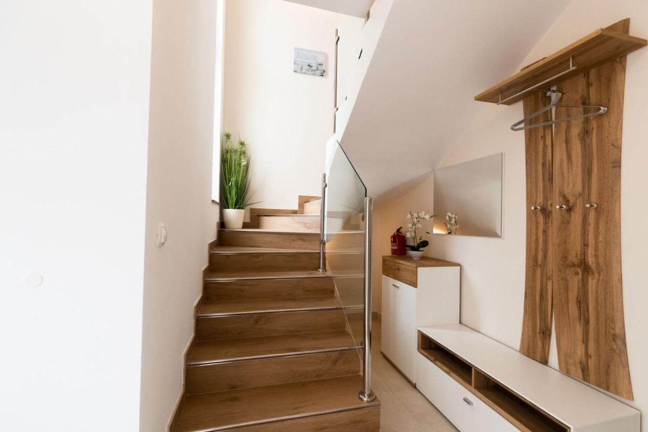 Beachfront Reiterer Villa V2 With Seaview 30 Meters From The Beach - Crowonder Luxury Rent Privlaka  Eksteriør bilde